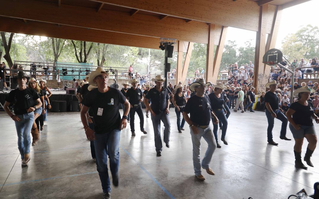 Sorteig d’unes botes I BALLADA DE BALLS EN LÍNIA AMB MÚSICA COUNTRY A PETICIONS